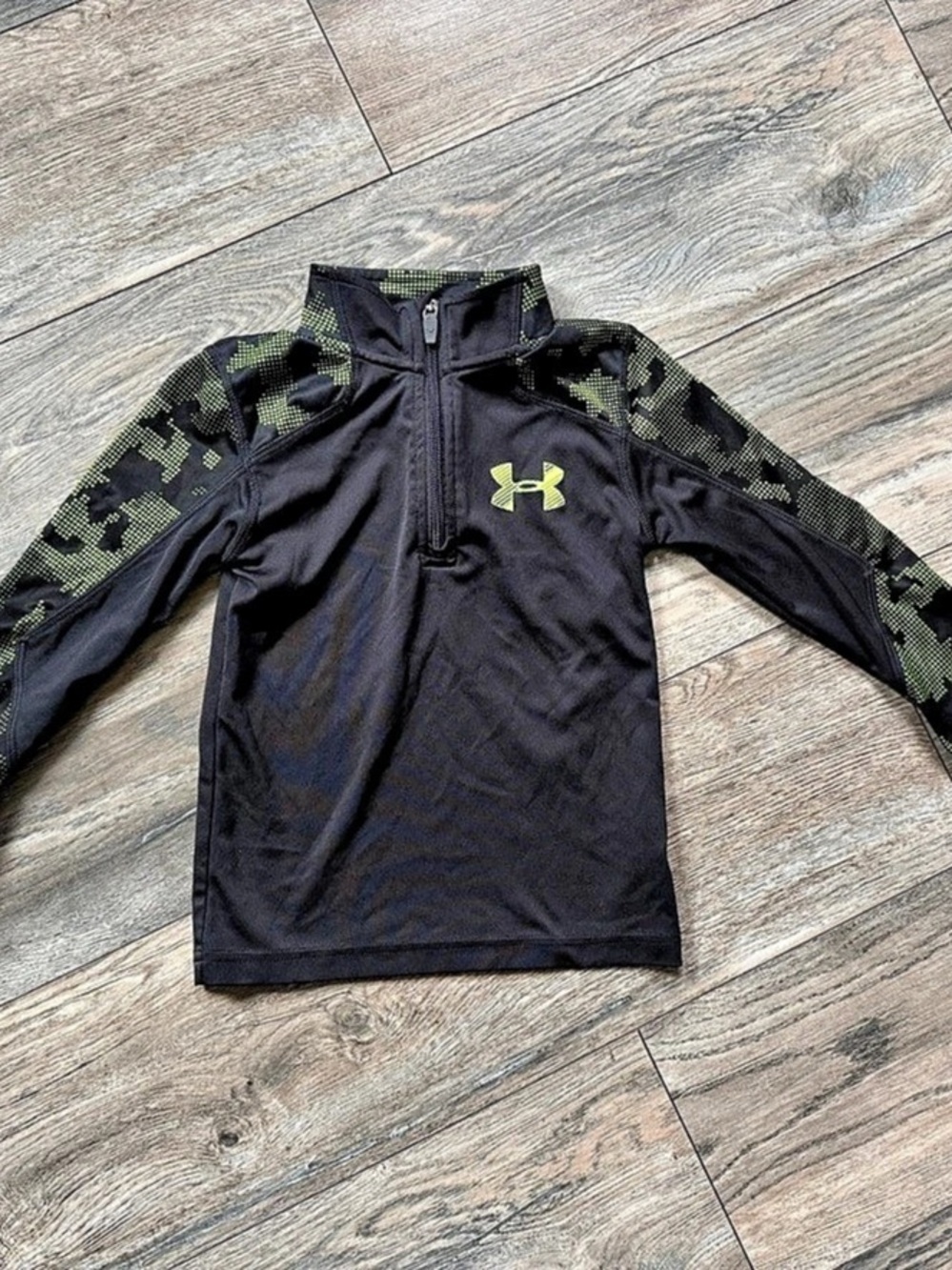 Under Armour Kids Athletic Top in Black & Green Like New size 5 with quarter zip